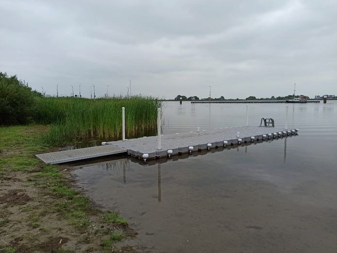 Drijvende steigers stellen kanovaarders in staat aan wal te gaan om lopend de Reevesluis te passeren.