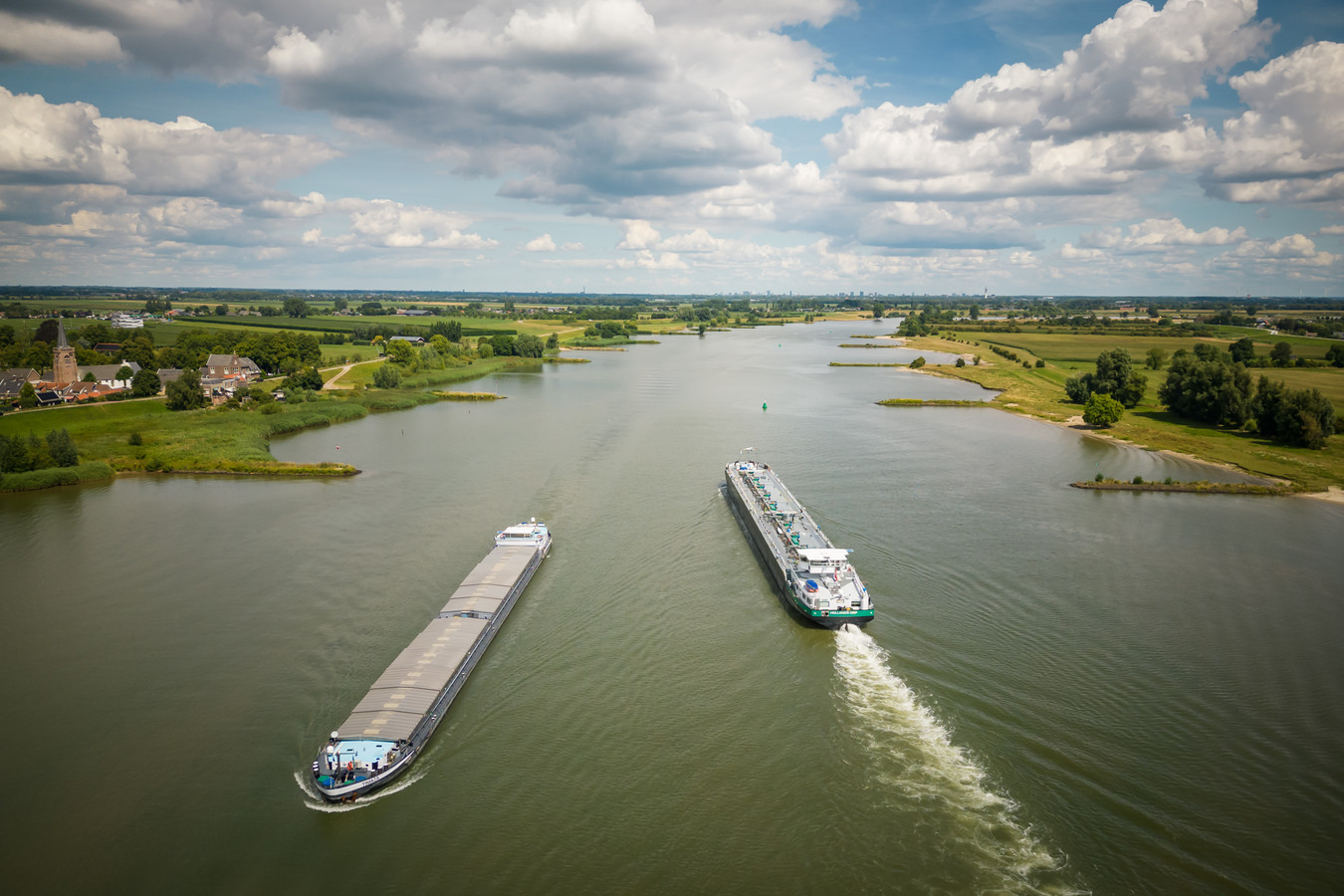 component Verwaand Oogverblindend Gevonden dode in gezonken boot is vermoedelijk vrouw uit Veenendaal (35),  naar wie op de Lek werd gezocht | Foto | tubantia.nl