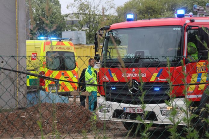 De arbeider kwam onder een betonnen gewelf terecht en stierf ter plaatse, op de werf langs de Graaf Karel de Goedelaan in Kortrijk.