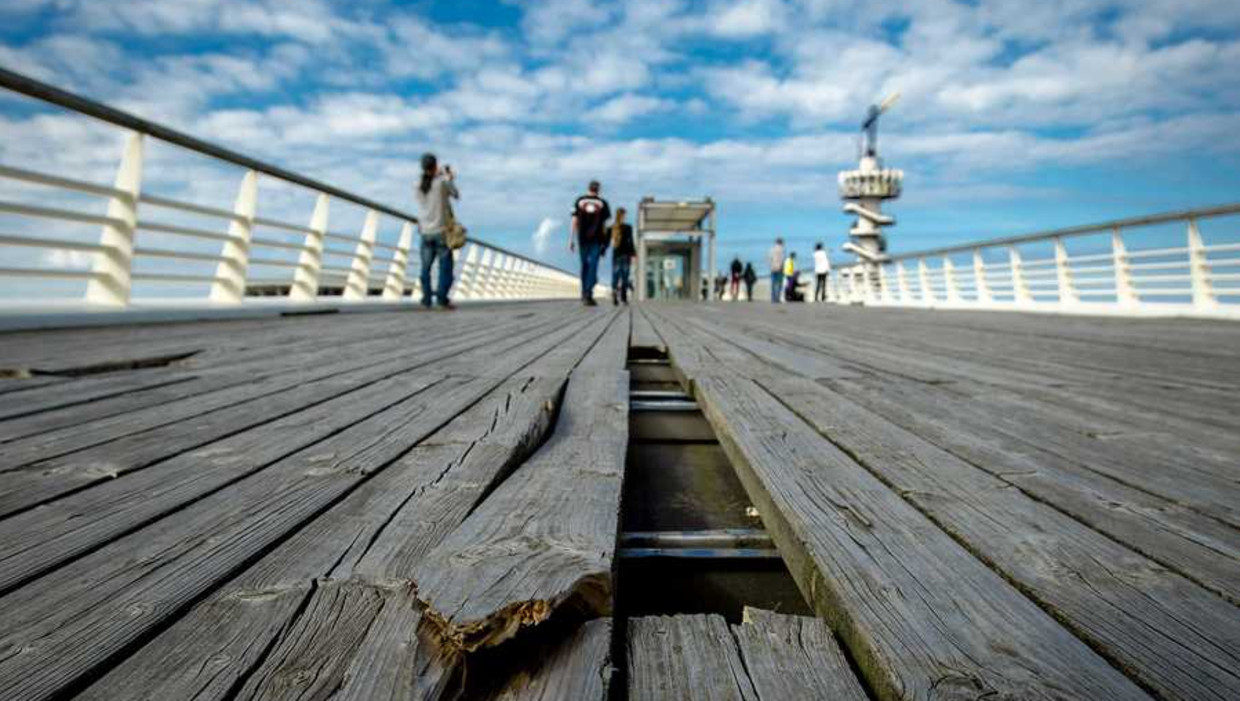 Kapotte planken op het bovendek van de Pier van Scheveningen. Beeld anp
