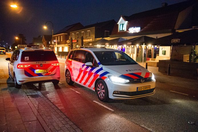 De politie moest zaterdag met veel mensen aan de bak om de rust de herstellen in Zeilberg.