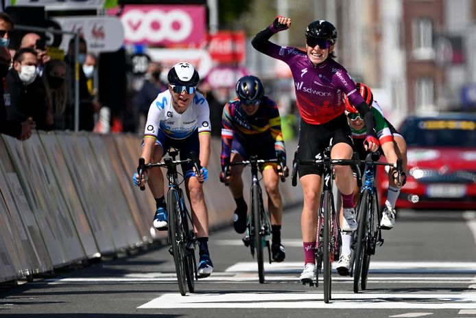 Demi Vollering wint voor Annemiek van Vleuten.