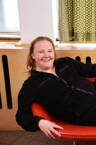 Hoe Joke Emmers' gewicht effect had op acteerdroom: “Niet iedereen houdt ervan, maar ik heb mijn kwabbetjes geaccepteerd”