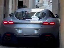 Ferrari rijdt zich muurvast in Italiaans stadje
