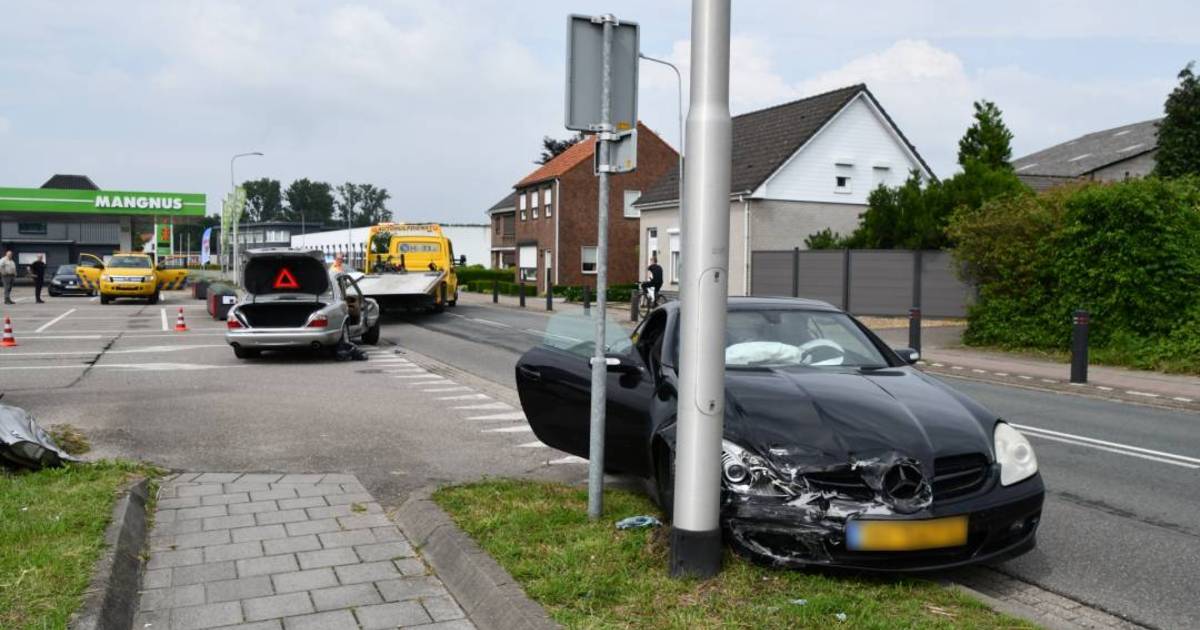 Hulpdiensten moeten auto openknippen na botsing in Kapellebrug.