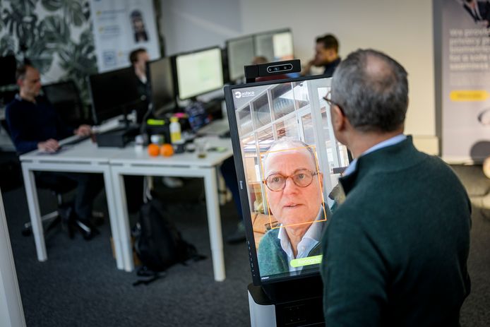 Dick Fens, directeur van 20Face, voor een identificatiezuil die het bedrijf bij klanten plaatst.
