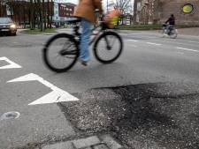 Gaten in asfalt, kapotte bestrating: ‘Achterstallig onderhoud aan wegen lossen we niet even in een jaar op’