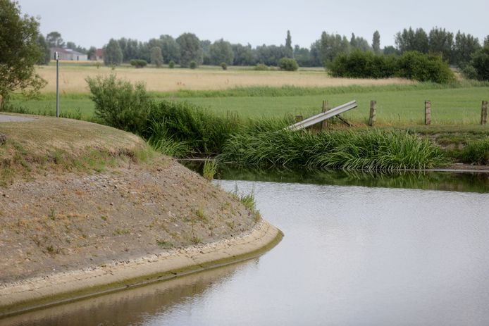 Lage waterstand in de IJzer (archieffoto). De zomer van 2017 was erg droog, waardoor de mest niet goed werd opgenomen door de gewassen en de bodem.