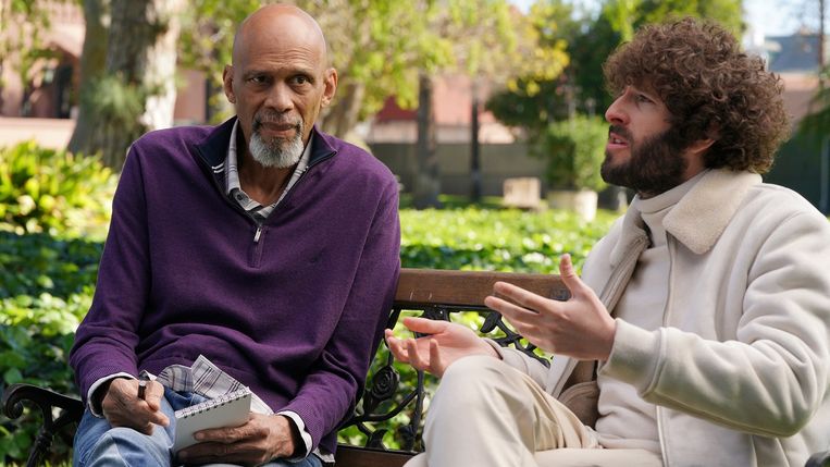 Kareem Abdul-Jabbar in 2021, in gesprek met Dave Burd, beter bekend als rapper Lil Dicky.  Beeld imdb