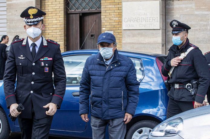 De 86-jarige Ennio Di Lalla kwam na een ziekenhuisopname thuis toen bleek dat zijn huis werd bewoond door twee vreemde vrouwen. De Italiaanse politie moest er aan te pas komen om de vrouwen uit het huis te verwijderen.