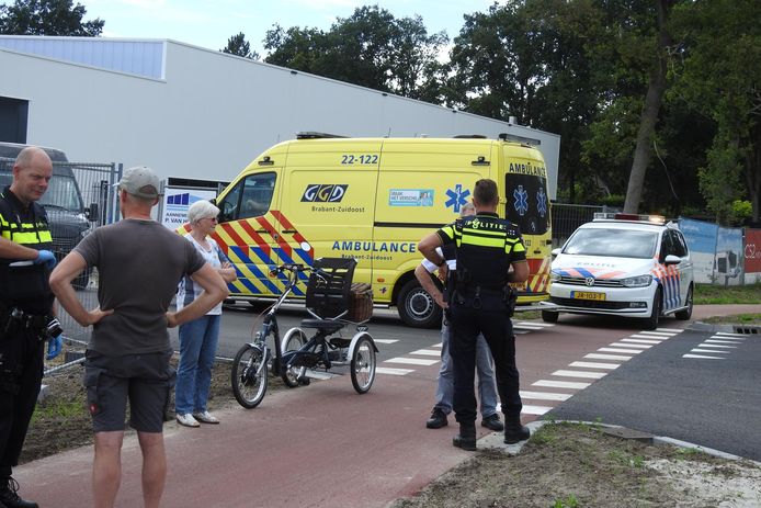 Auto ziet driewieler over het hoofd en botst op oude fietser in Valkenswaard.