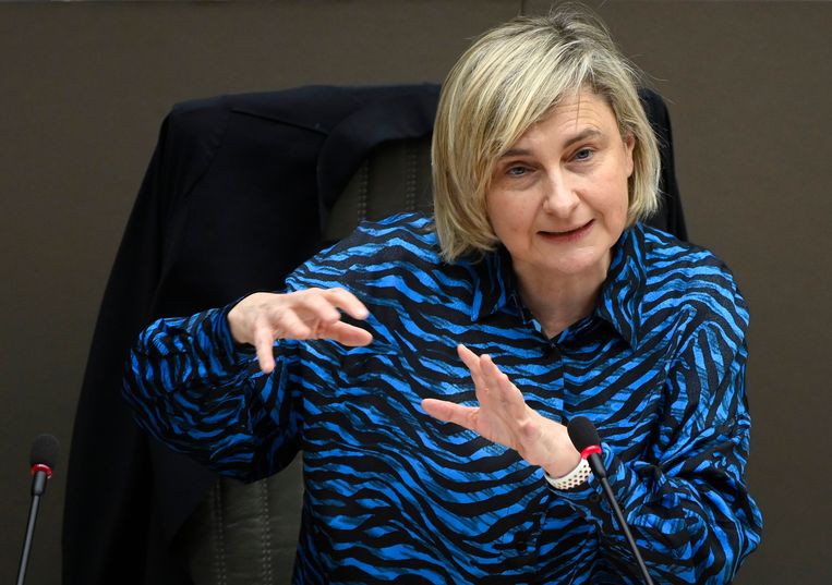 Minister ­Crevits: ­‘Sihame El Kaouakibi kwam in 2017 op bezoek. Haar plannen voor het onderwijs interesseerden mij. Beeld Photo News