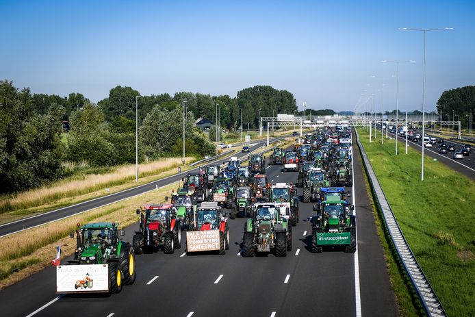 Honderden boeren onderweg naar Stroe op de A12 bij Harmelen voor een boerenprotest