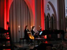 Liggend luisteren naar klassieke muziek in de Stevenskerk
