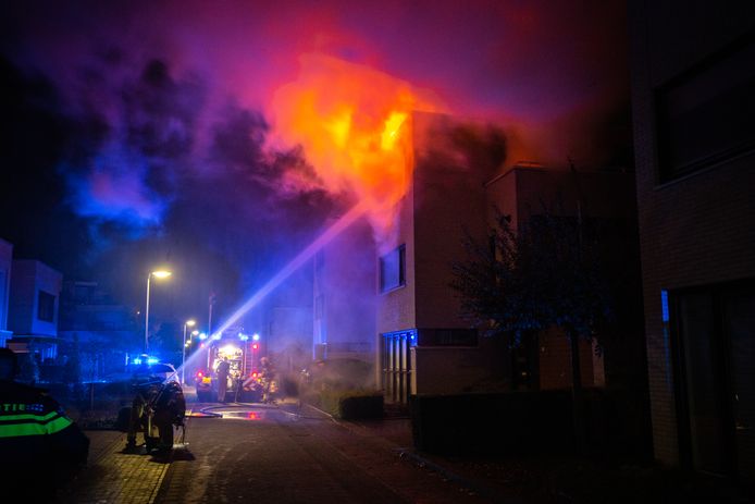 Brandweer in actie bij de nachtelijke woningbrand aan de Rietvoorn in Doetinchem.