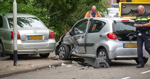 Een gewonde bij botsing tussen twee auto's in Breda.