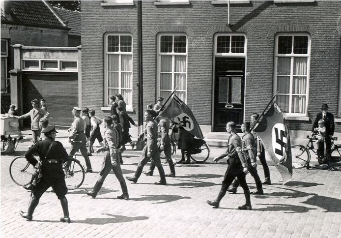 Leden van de NSDAP, veelal Duitsers, marcheerden in de jaren dertig door de straten van Eindhoven, met de hakenkruisvlaggen. FOTO RHCe