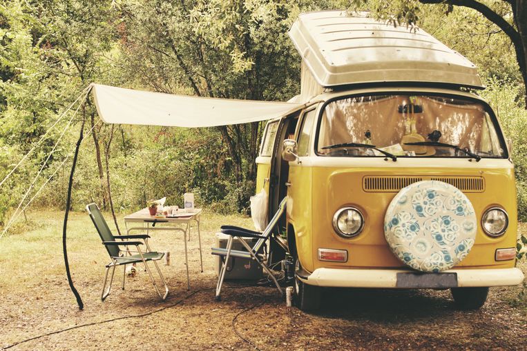 Een oude Volkswagen-kampeerbus op een Spaanse camping. Beeld ANP / Richard Brocken