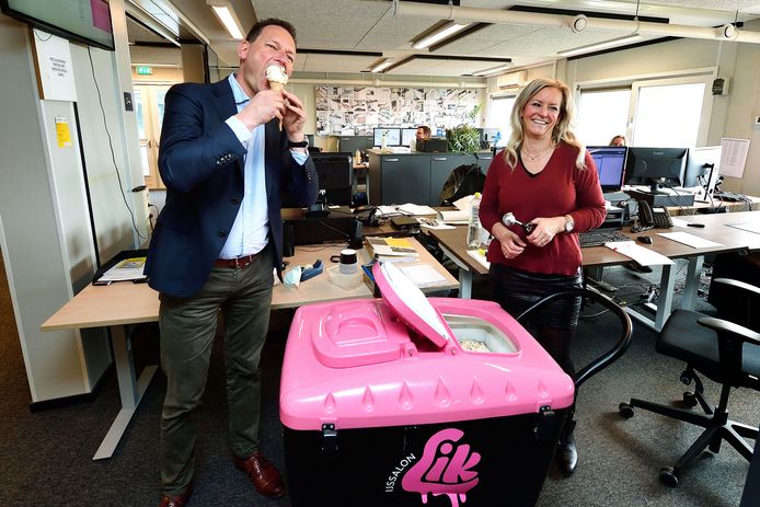 Lieke Withagen werkte tijdelijk bij de klantenservice van Bruynzeel keukens. Als bedankje voor die leuke tijd komt ze langs met ijsjes uit haar eigen ijssalon.