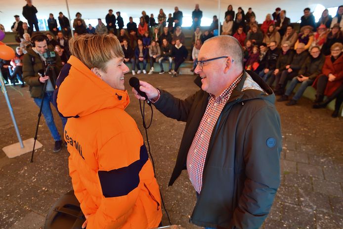 Niek van der Velden wordt gehuldigd.