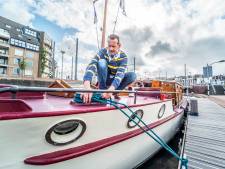 Schipper Sybolt plaatst coronagedicht op zijn salonboot als ‘hart onder de riem voor voorbijgangers’