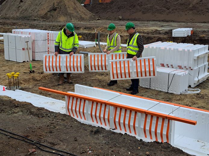 Vlnr: Dinant te Brinke (BAM Wonen), wethouder Gaby van den Waardenburg en Bas Sievers (Woonpartners) verrichten de  starthandeling van de bouw van het nieuwe complex aan het Lindberghplein in Helmond.