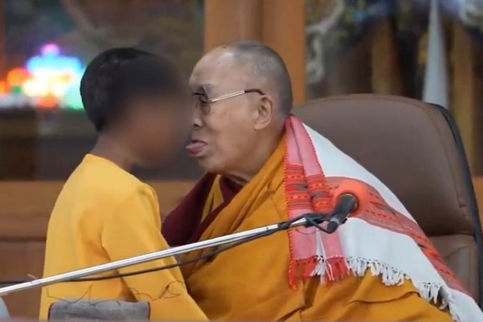 In deze video is te horen hoe de Dalai Lama aan een jongetje vraagt om op zijn tong te zuigen.