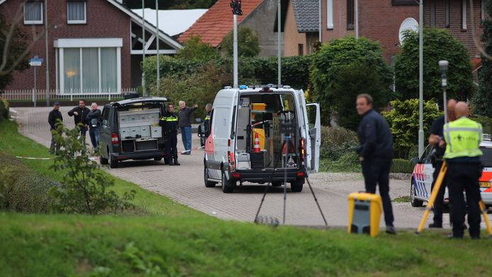 De politie schoot in Roosteren in Nederlands Limburg, vlak bij Maaseik, een verdachte dood.