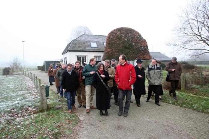 Vijftien van de 53 Gelderse statenleden namen gistermiddag een kijkje in Almen. Ze werden begeleid door bewoners van het dorp en raadsleden.foto Ronny te Wechel