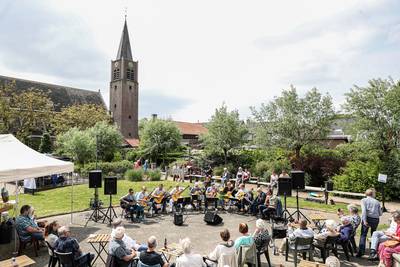 Kunstmarkt Nispen: gezelligheid met regenhoedjes en schilderijtjes