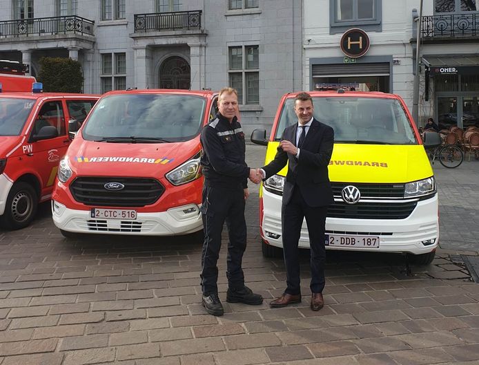 Kapitein Philippe Vandenhole en burgemeester Ignace Michaux voor de nieuwe wagens.