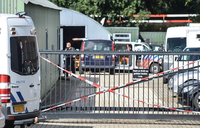 De politie heeft maandag een inval gedaan bij een bedrijfspand aan de Bovensteweg in Mook.