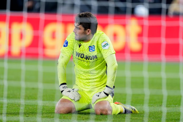 Heerenveen-doelman Van der Hart kreeg negen doelpunten tegen.