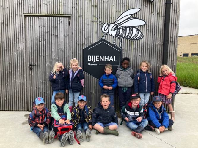 Kleuters natuurschool Klavertje 4 Oombergen brengen bezoek aan Bijenhal