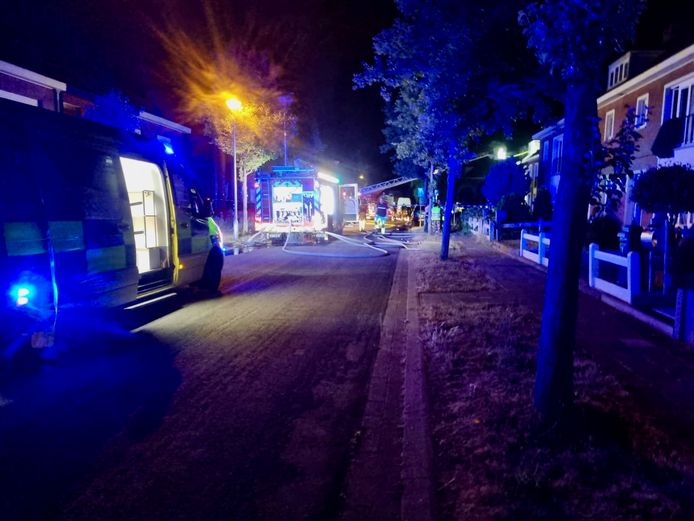 PUURS-SINT-AMANDS - In de Jan Hallezlaan in Sint-Amands brak er een zware brand uit in een woning. Een moeder raakte zwaargewond en haar twee kinderen kwamen om het leven.