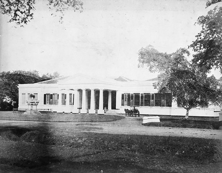 Museum Masyarakat Bata pada akhir abad kesembilan belas.  Sekarang Museum Nasional di Jakarta.  Patung Tropinemuseum, bagian dari Museum Nasional Kebudayaan Dunia