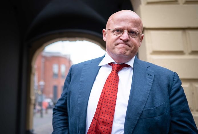 Minister Ferdinand Grapperhaus van Justitie en Veiligheid (CDA) komt aan op het Binnenhof .