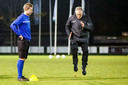 Eric Meijers doet een oefening voor bij VVSB, speler Frans van Niel (links) kijkt hoe het moet.