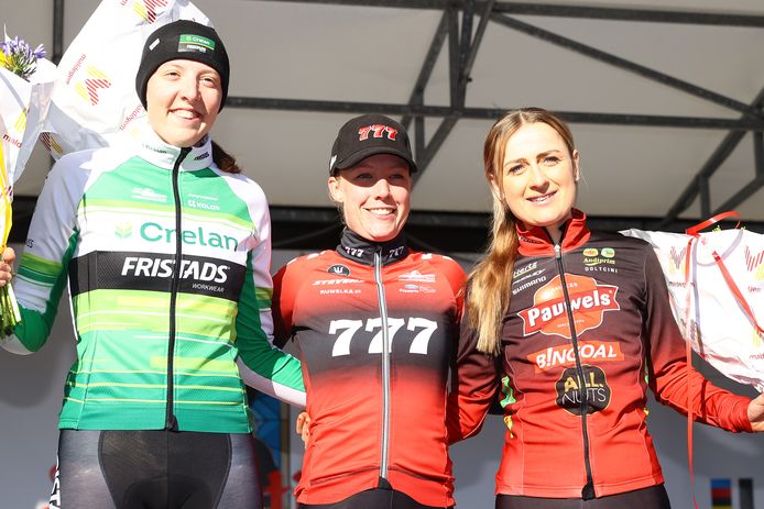 Manon Bakker (rechts) en Denise Betsema (links) vervolledigden het podium in Maldegem.