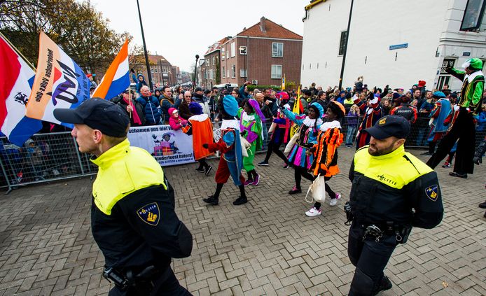 Demonstratie van de NVU bij de intocht van Sinterklaas in Maassluis vorig jaar.