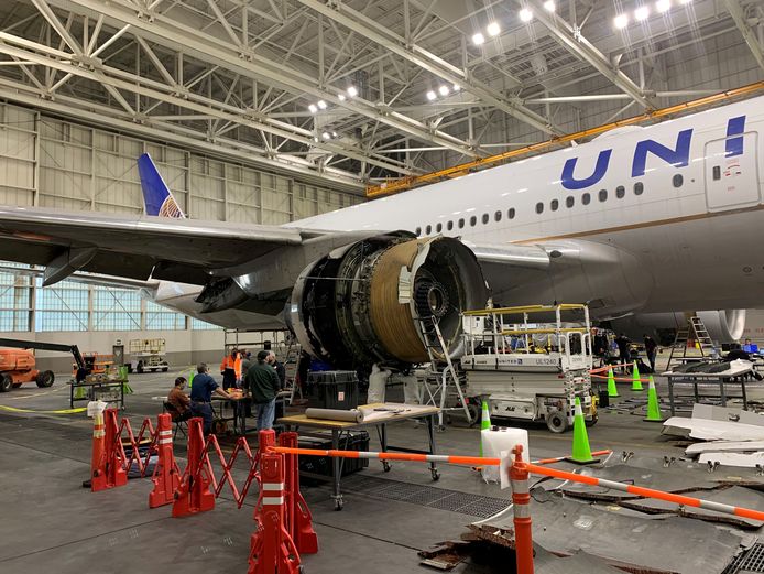 De beschadigde Boeing wordt geïnspecteerd.