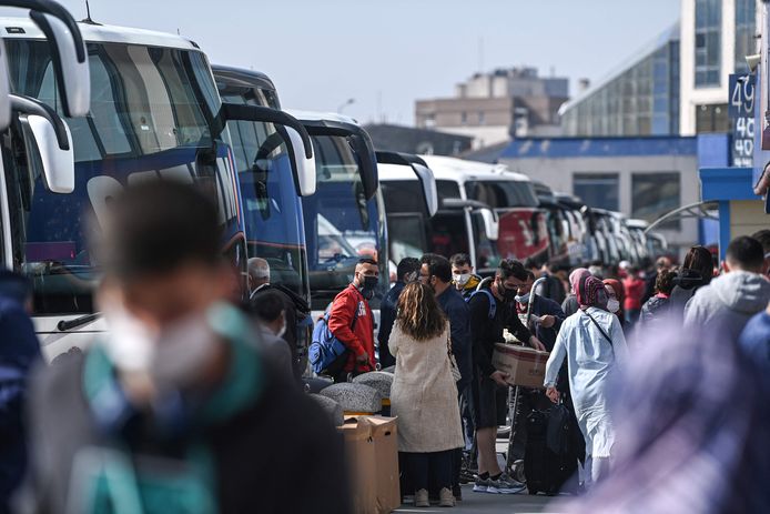 Duizenden inwoners van Istanbul en andere grote steden vertrokken nog snel voordat de lockdown van kracht werd, wat tot veel verkeershinder leidde.