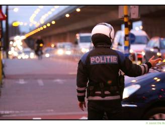 Bestuurster (33) vlucht weg van verkeerscontrole, rijdt politiemotard aan, en... ontsnapt aan zware straf: “Niet bewezen dat ze die agent wilde doden”