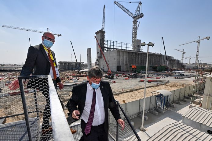 Vlaams minister-president Jan Jambon op bezoek op de werf in Dubai.