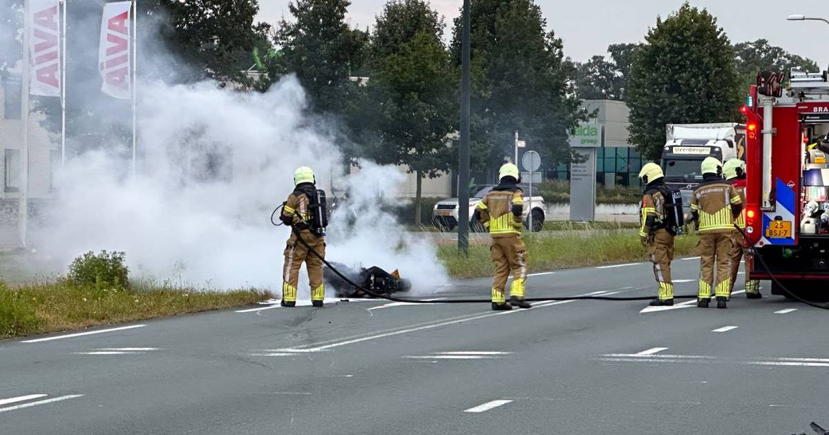 Motor vliegt in brand na ongeval in Enschede, man met spoed naar ziekenhuis.