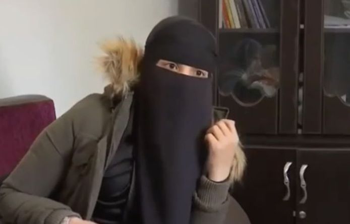 Fatima Benmezian, de Belgische vrouw die ontsnapte uit het gevangenenkamp van Ain Issa in Syrië. Daar werd ze geïnterviewd door de Franse zender BFMTV.
