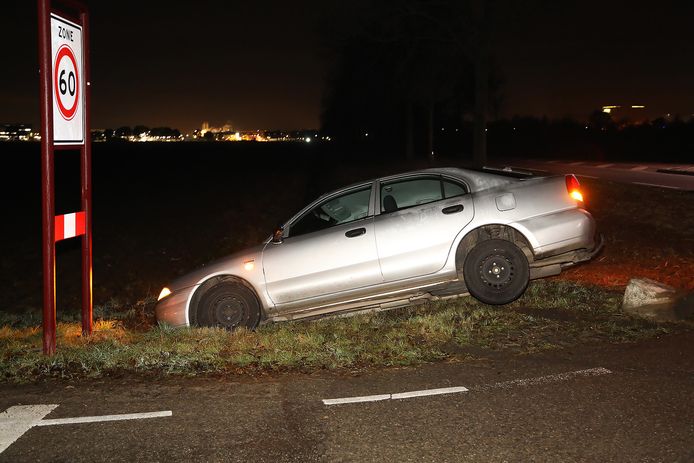 Hulpdiensten rukken uit voor auto te water