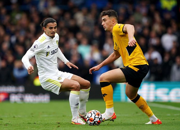 Pascal Struijk (l) in actie namens Leeds United tegen Wolverhampton Wanderers.