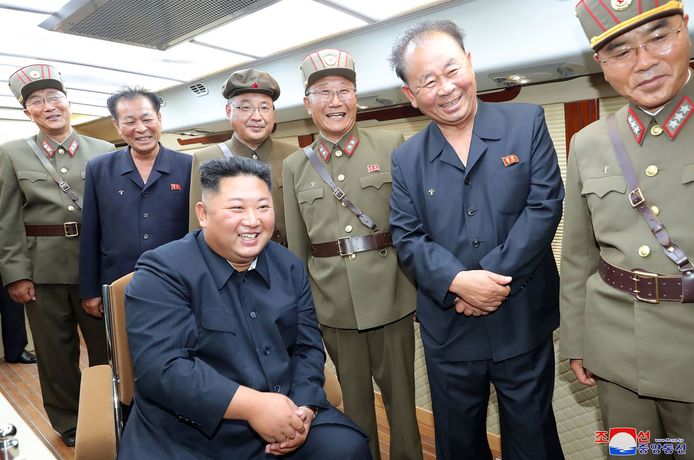 De Noord-Koreaanse leider Kim Jong Un (zittend) is aanwezig bij het testen van een nieuw wapen op een geheime locatie in Noord-Korea.
