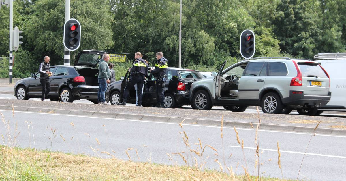 Meerdere autos lopen flinke schade op bij kettingbotsing in Almelo.